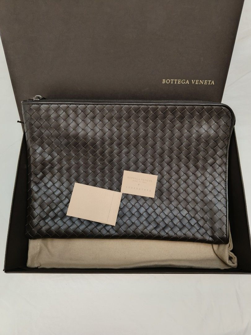 Bottega Veneta Intrecciato (Category: Luxury Bags & Wallets) located in Makati City. Submitted by emem.pre.owned.ph (Listing ID 1468548570, Image 1). Description: Brand: Bottega Veneta Intrecciato Leather Document Case Design: Signature Intrecciato hand-woven leather pattern brown 🟤 Style: Zip-top document case, pouch, or large clutch bag Material: 100% calfskin leather with a cotton-lined interior Dimensions (approximate for standard size): Rou