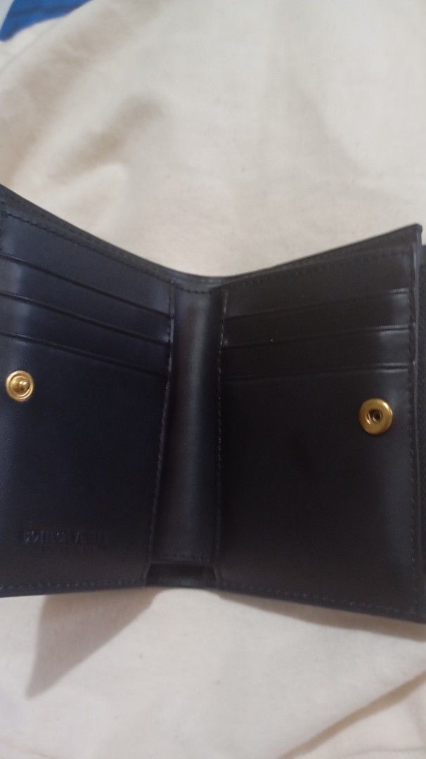BOTTEGA VENETA WALLET (Category: Wallets & Card holders) located in Manila. Submitted by astudio29 (Listing ID 1468555717, Image 2). Description: 🖤 card holder wallet 🖤 size: 11 cm width / 3cm height 🖤 material: leather 🖤 no dustbag 🖤ukay Korean sourced kaya mura lang po sha 💜💙NEGOTIABLE PRICE UNLESS STATED AS LAST PRICE SALE ❤️💜💙 🛑NO RETURNS OR EXCHANGES‼️ 🛑MODE.OF.PAYMENT ARE ONLY THE FF: BPI, or GCASH. 🛑PAYMENT FIRST.POLICY, NO COD