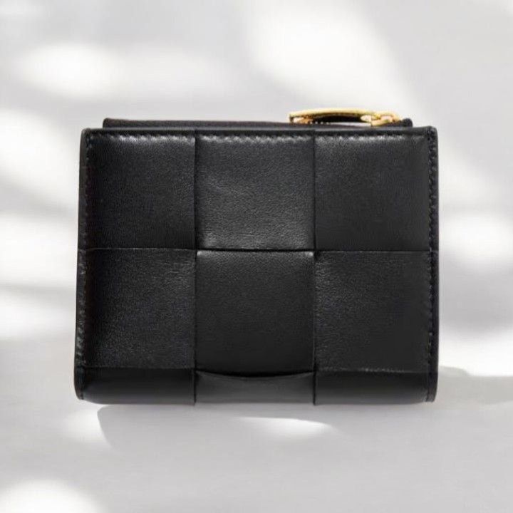 BOTTEGA VENETA WALLET (Category: Wallets & Card holders) located in Manila. Submitted by astudio29 (Listing ID 1468555717, Image 1). Description: 🖤 card holder wallet 🖤 size: 11 cm width / 3cm height 🖤 material: leather 🖤 no dustbag 🖤ukay Korean sourced kaya mura lang po sha 💜💙NEGOTIABLE PRICE UNLESS STATED AS LAST PRICE SALE ❤️💜💙 🛑NO RETURNS OR EXCHANGES‼️ 🛑MODE.OF.PAYMENT ARE ONLY THE FF: BPI, or GCASH. 🛑PAYMENT FIRST.POLICY, NO COD