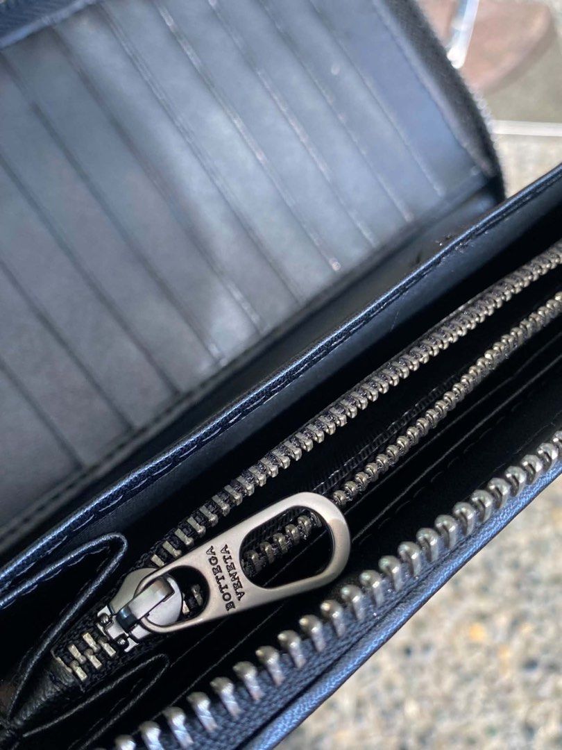 Bottega zip wallet (Category: Luxury Bags & Wallets) located in Dagupan City. Submitted by retro.plug (Listing ID 1468709050, Image 3). Description: .