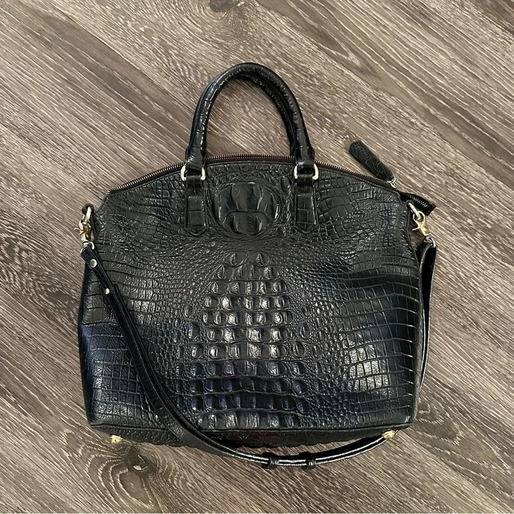 Brahmin Crossbody (Category: Cross-body Bags) located in Lucena. Submitted by shoplingmood (Listing ID 1468687964, Image 1). Description: excellent condition. Please note this bag does not have the hanging keychain attached.