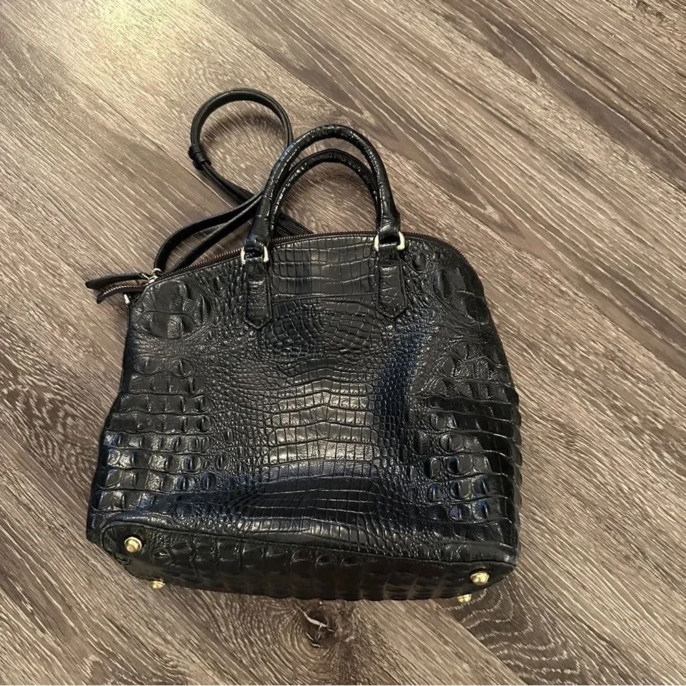 Brahmin Crossbody (Category: Cross-body Bags) located in Lucena. Submitted by shoplingmood (Listing ID 1468687964, Image 2). Description: excellent condition. Please note this bag does not have the hanging keychain attached.