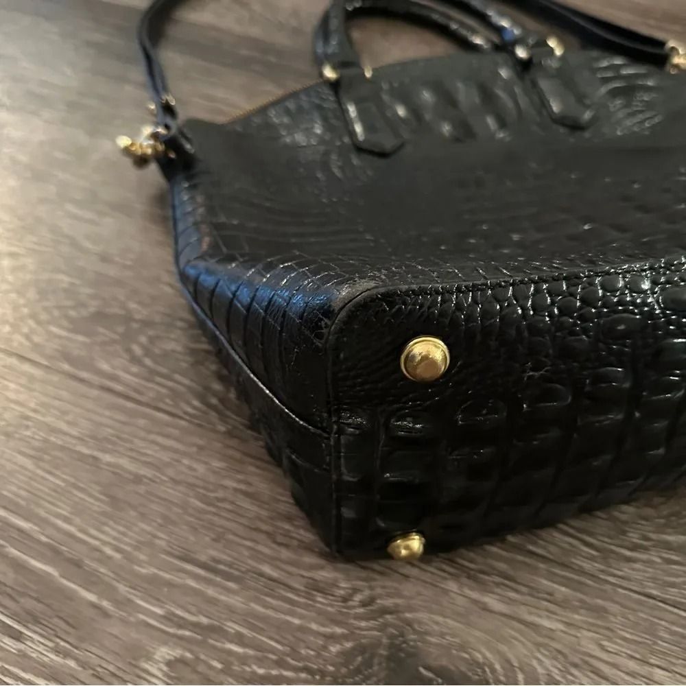 Brahmin Crossbody (Category: Cross-body Bags) located in Lucena. Submitted by shoplingmood (Listing ID 1468687964, Image 3). Description: excellent condition. Please note this bag does not have the hanging keychain attached.