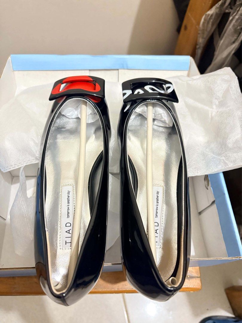 Brand new flat shoes (Category: Flats & Sandals) located in Bulacan. Submitted by francoise949 (Listing ID 1468543924, Image 1). Description: Rfs: wrong size.