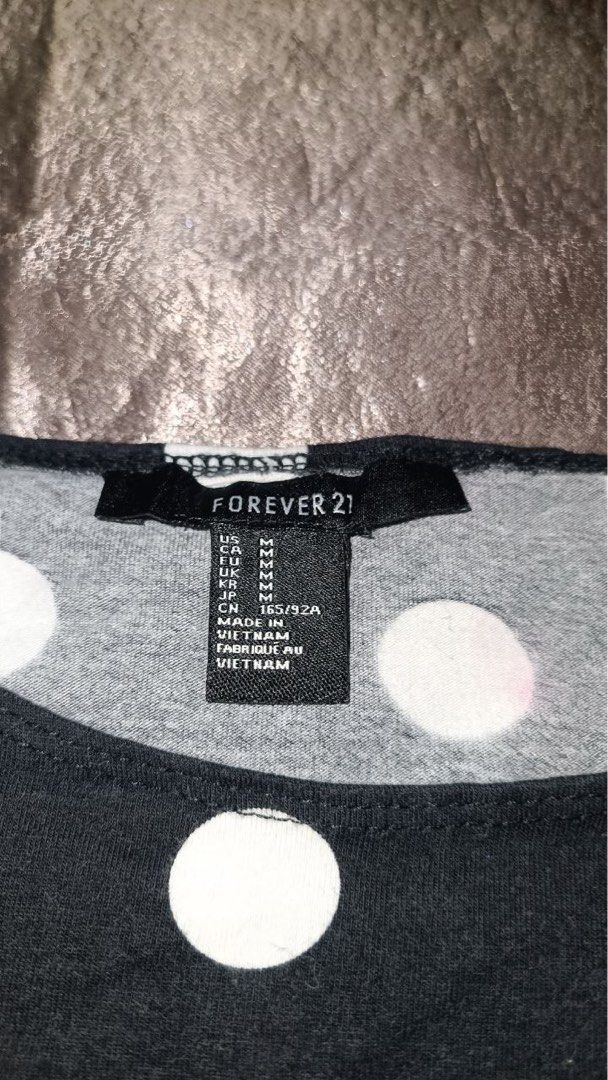 Branded assorted croptop (Category: Sleeveless) located in Valenzuela. Submitted by nixs2722 (Listing ID 1468639338, Image 2). Description: - Brand: Forever 21 - Design: Black with white polka dots, round neckline, sleeveless - Size: Medium (Made in Vietnam) - Material: Soft, stretchable fabric - Styling: Perfect to pair with high-waisted jeans or skirts - Condition: Worn a few times, still in great shape -GCASH PAYMENT -SF c/o BUYERS .