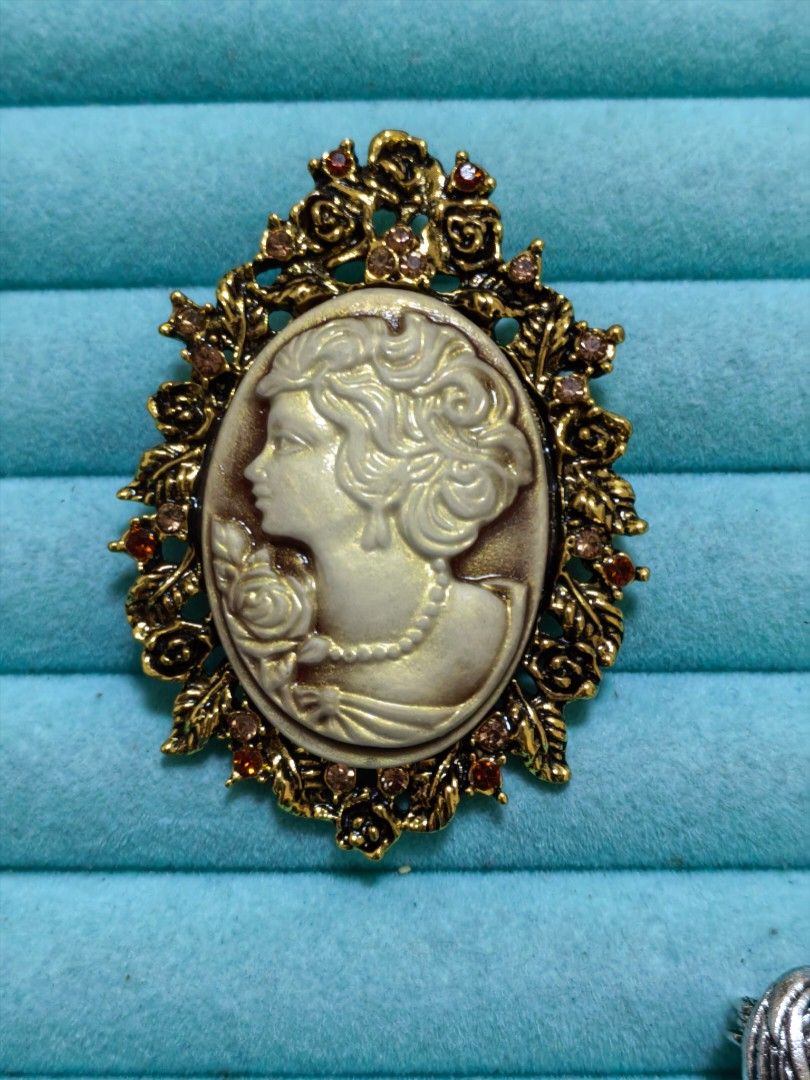 Brooch Pin Cameo Flower Frame (Category: Brooches) located in Taguig. Submitted by jeannescarlet (Listing ID 1468523766, Image 1). Description: 💎Brand New 💎Alloy Material.