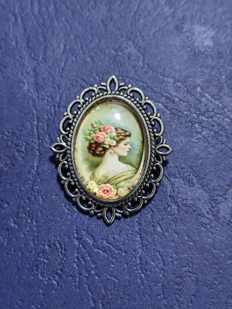 Brooch Pin Lady Cameo (Category: Brooches) located in Taguig. Submitted by jeannescarlet (Listing ID 1468572687, Image 1). Description: 💎Brand New 💎Alloy Material.