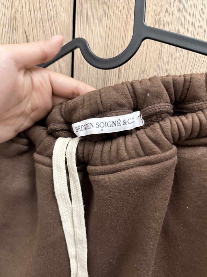 BSCO Sweat Pants (Category: Other Bottoms) located in Quezon City. Submitted by dianneechloee (Listing ID 1468598420, Image 2). Description: 🤎🎀 BSCO BROWN SWEATPANTS 🧸☁️ ୨୧ cute brown sweatpants! perfect for comfy days, errands, or your casual ootds 🤎✨ ♡ brand: BSCO ♡ color: brown 🤎 ♡ condition: Fitted lang ♡ size: M-L ♡ price: ₱250 🛍️ decluttering my closet, hoping this finds a new home! 📦 shipping via J&T or Lalamove 💌 price is negotiab