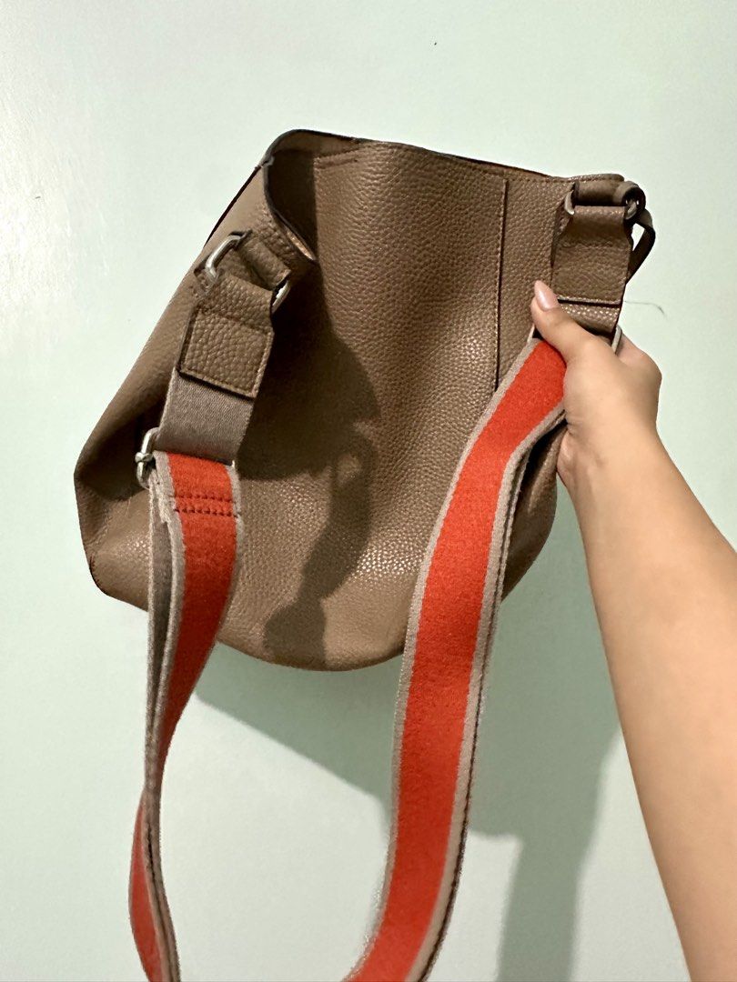 Bucket Sling Bag (Category: Sling Bags) located in Manila. Submitted by callieg__ (Listing ID 1468669796, Image 3). Description: - no zipper - lightly used - gcash/ bank transfer - lalamove/lbc - LP posted loc: manila.