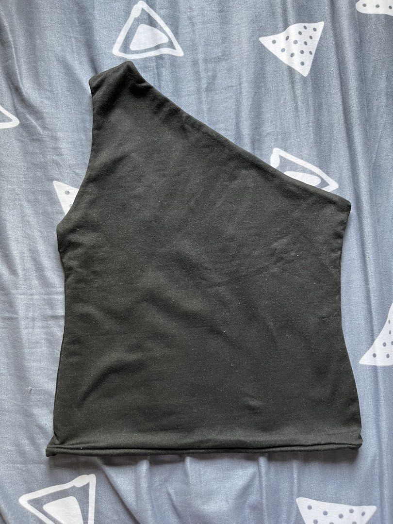 [BUNDLE] Basic Tops (Category: Others Tops) located in Manila. Submitted by irish_closet (Listing ID 1468546409, Image 3). Description: - can fit xs to s.
