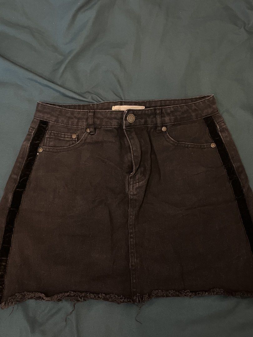 (BUNDLE) Skirt (Category: Skirts) located in Quezon City. Submitted by declutteringbyjam (Listing ID 1468557080, Image 2). Description: - preloved -medium -bundle for 400 -180 each -additional for sf.