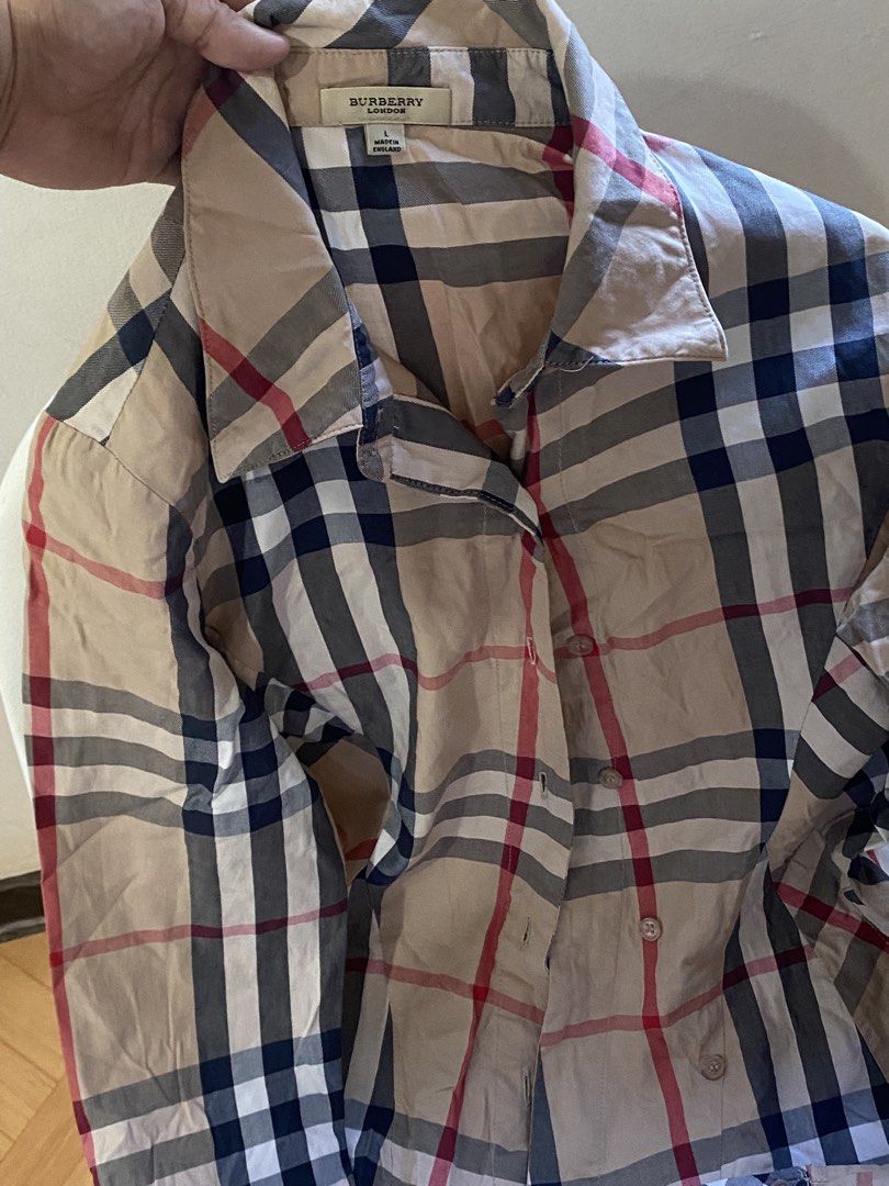 BURBERRY LARGE (Category: Longsleeves) located in Pasig City. Submitted by avery4444 (Listing ID 1468709449, Image 2). Description: Good condition, burberry london.