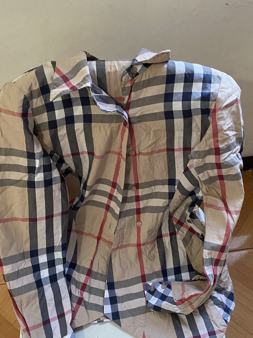 BURBERRY LARGE (Category: Longsleeves) located in Pasig City. Submitted by avery4444 (Listing ID 1468709449, Image 3). Description: Good condition, burberry london.