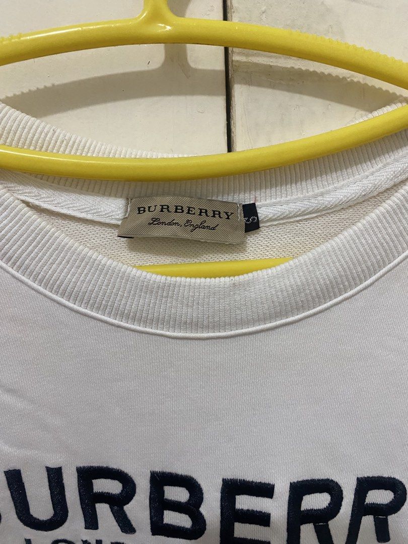 Burberry long sleeves (Category: Longsleeves) located in Pasig City. Submitted by avery4444 (Listing ID 1468704762, Image 2). Description: May konting red stain lang dahil nahalo sa decolor but i think pwede pa matanggal sa zonrox.