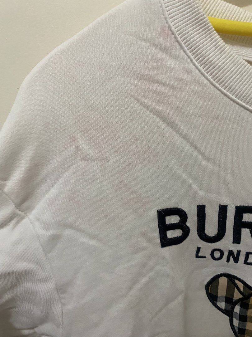 Burberry long sleeves (Category: Longsleeves) located in Pasig City. Submitted by avery4444 (Listing ID 1468704762, Image 3). Description: May konting red stain lang dahil nahalo sa decolor but i think pwede pa matanggal sa zonrox.
