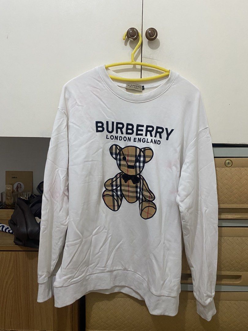Burberry long sleeves (Category: Longsleeves) located in Pasig City. Submitted by avery4444 (Listing ID 1468704762, Image 1). Description: May konting red stain lang dahil nahalo sa decolor but i think pwede pa matanggal sa zonrox.