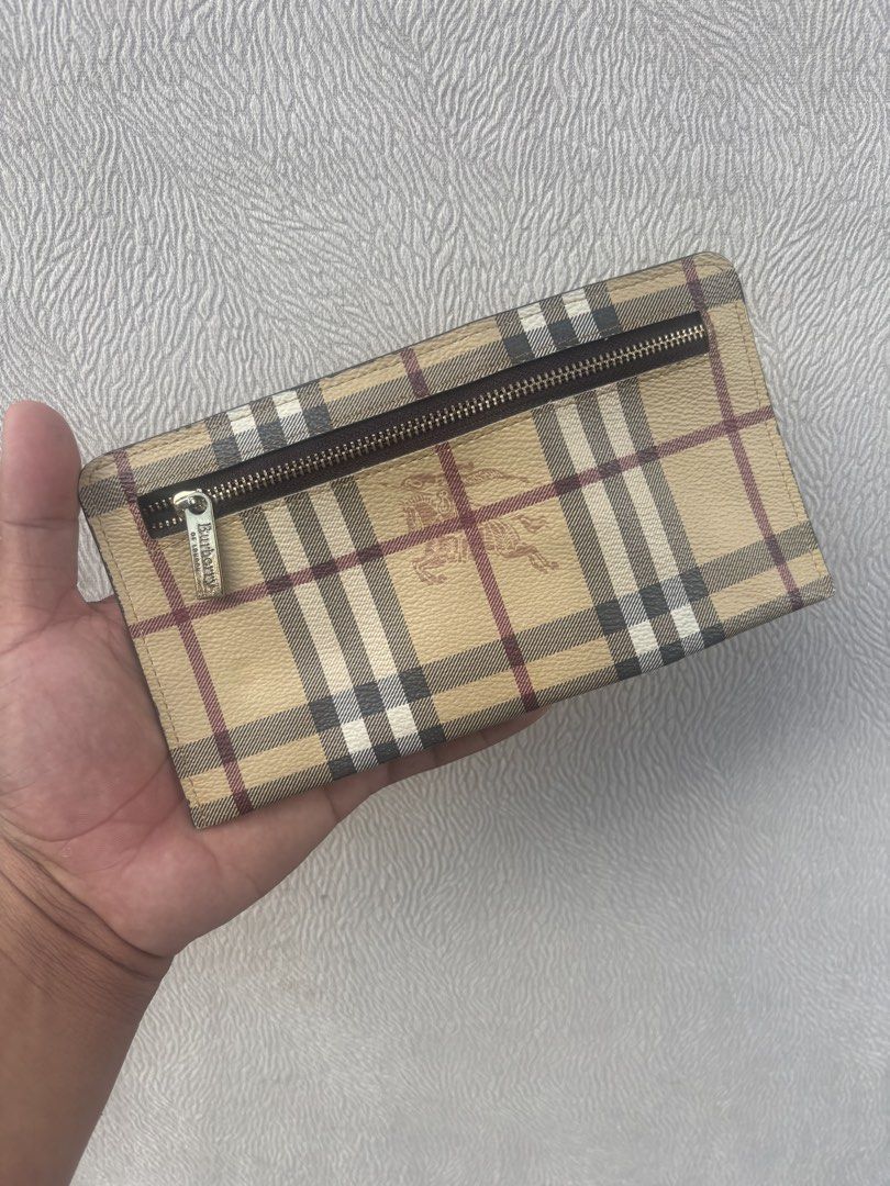 Burberry Wallet (Category: Luxury Bags & Wallets) located in Baybay. Submitted by thrift.ed2023 (Listing ID 1468586065, Image 1). Description: Burberry Wallet No Issue Good as New .