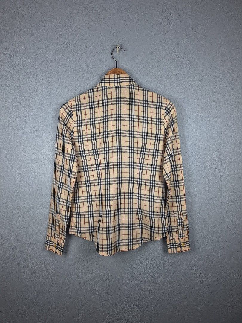 Burberry Womens Longsleeve (Category: Luxury Apparel) located in Sibulan. Submitted by studioxano (Listing ID 1468591441, Image 2). Description: Burberry Womens Longsleeve -P750 + SF Size M length 25.5 / Width 18 Excellent condi 9.5/10 color rate no issue Loc:Dumaguete city.