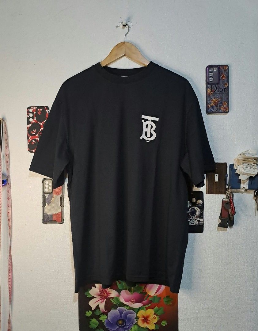 Burburry Emerson TB Monogram Chest Logo (Category: Luxury Apparel) located in Quezon City. Submitted by yaseen73 (Listing ID 1468709850, Image 1). Description: Authentic Burberry (TB) Thomas Burberry Monogram Logo Cotton Black Oversized T - Shirt Chest Logo Made in Portugal - Wearing Size : Large on Tags - Width '25 - Length '29 - Color Rate : 9.9/10 - Needs Wash - Nearly New Condition 🔥🔥🔥 PRE - OWNED 🔥🔥🔥 or Best Offer Courier : J&T Lalamov