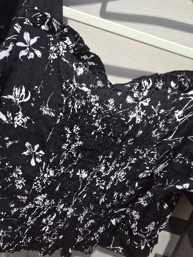 Bustier Cropped Floral Top (Category: Blouses) located in Quezon City. Submitted by dinesaur (Listing ID 1468689769, Image 2). Description: .