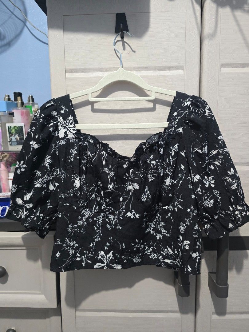 Bustier Cropped Floral Top (Category: Blouses) located in Quezon City. Submitted by dinesaur (Listing ID 1468689769, Image 1). Description: .
