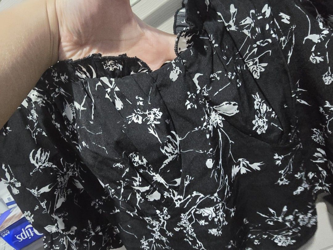 Bustier Cropped Floral Top (Category: Blouses) located in Quezon City. Submitted by dinesaur (Listing ID 1468689769, Image 3). Description: .
