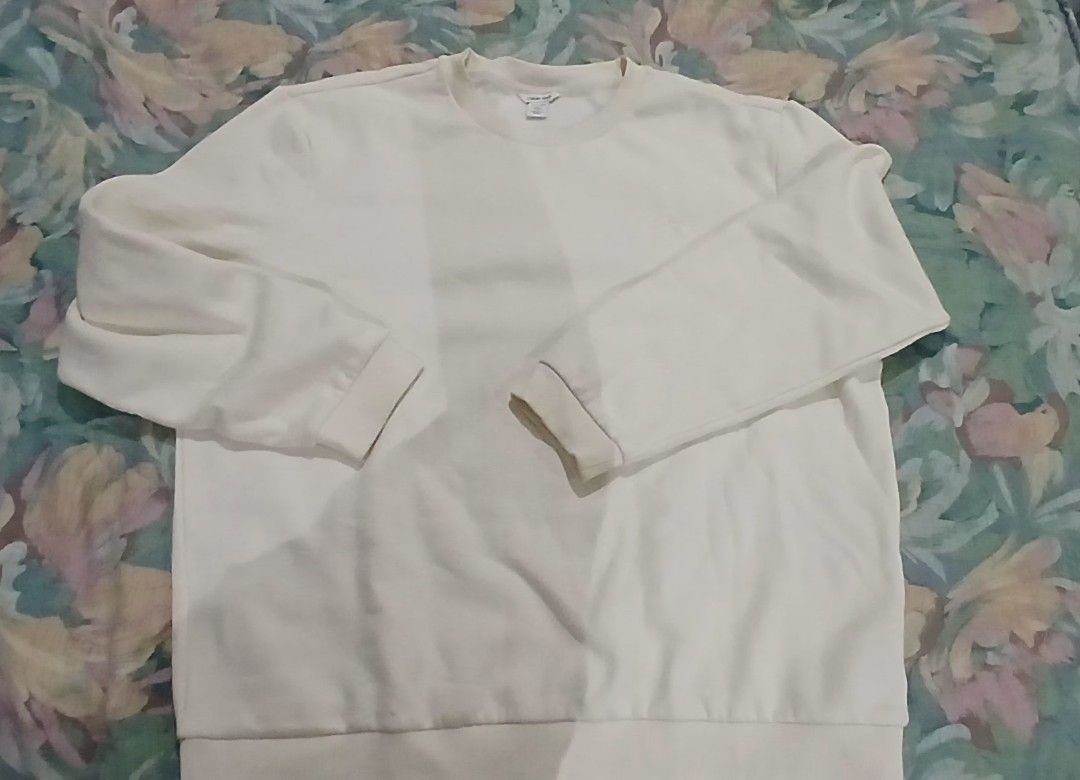 Calvin Klein 2XL sweatshirt (Category: Coats, Jackets and Outerwear) located in Marikina City. Submitted by darthvader888 (Listing ID 1468710489, Image 2). Description: - Brand: Calvin Klein - Color: Cream - Size: XXL (approx. 28" length, 28" pit-to-pit) - Material: Soft fleece interior for extra warmth - Details: Long sleeves, ribbed cuffs and hem, minimal branding - Condition: Clean with no major stains or flaws - Origin: Made in Kenya.