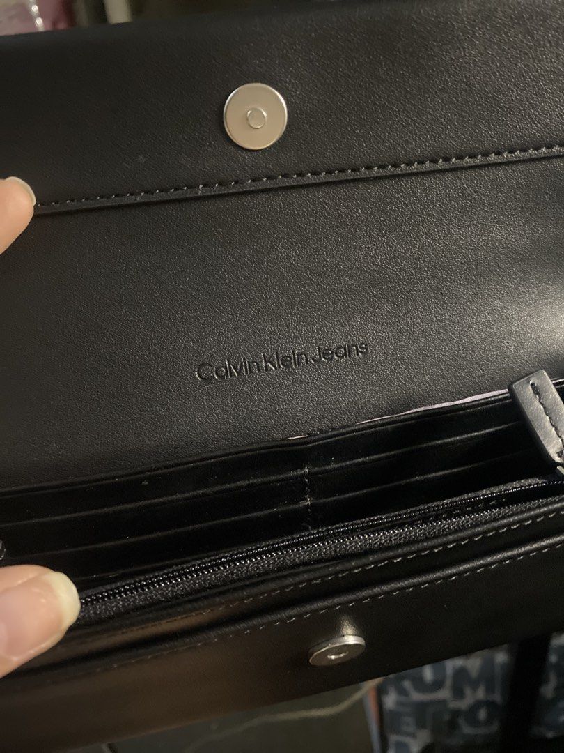 Calvin Klein Jeans black wallet (Category: Wallets & Card holders) located in Cebu City. Submitted by lxndra_co (Listing ID 1468635234, Image 2). Description: - used lightly but like new! - no box - no scratches or sign of usage ❗️slightly negotiable RFS: too big for my liking location: cebu city payment method: GoTyme or Gcash might be able to do meet up if schedule can align. prefer to meet in Ayala Center Cebu.