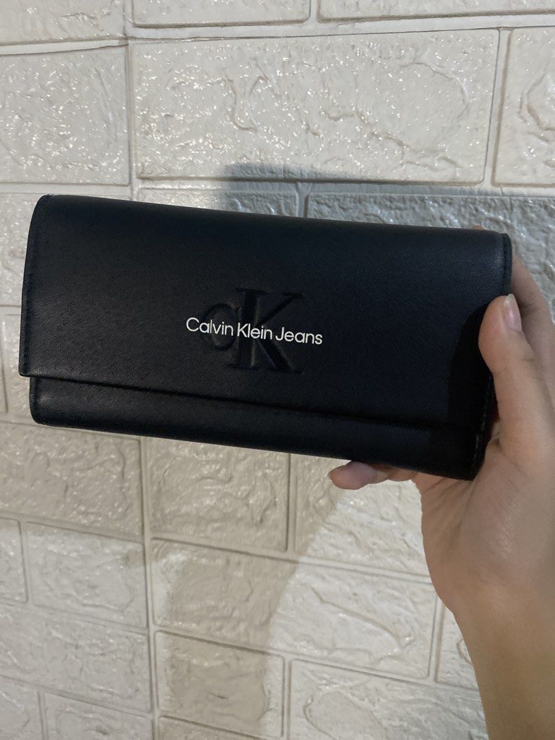 Calvin Klein Jeans black wallet (Category: Wallets & Card holders) located in Cebu City. Submitted by lxndra_co (Listing ID 1468635234, Image 1). Description: - used lightly but like new! - no box - no scratches or sign of usage ❗️slightly negotiable RFS: too big for my liking location: cebu city payment method: GoTyme or Gcash might be able to do meet up if schedule can align. prefer to meet in Ayala Center Cebu.