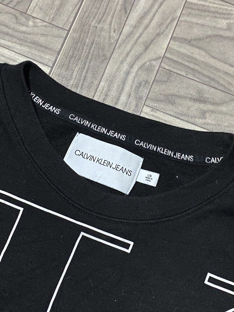 Calvin Klein Jeans Cropped Monogram Sweatshirt (Category: Luxury Apparel) located in San Pablo. Submitted by lazy.thrifttt (Listing ID 1468623083, Image 3). Description: Calvin Klein Jeans Cropped Monogram Sweatshirt Size L on tag 23Wx22L 10/10 Color Rate No Flaws .