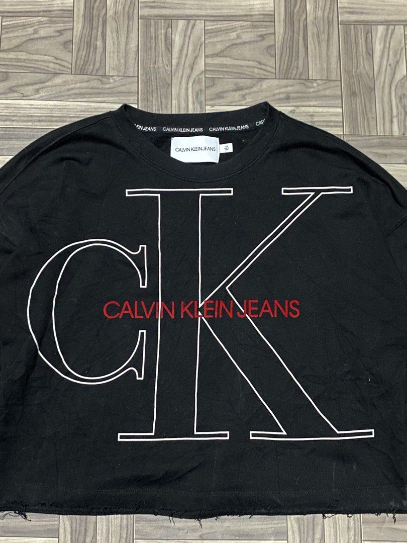 Calvin Klein Jeans Cropped Monogram Sweatshirt (Category: Luxury Apparel) located in San Pablo. Submitted by lazy.thrifttt (Listing ID 1468623083, Image 2). Description: Calvin Klein Jeans Cropped Monogram Sweatshirt Size L on tag 23Wx22L 10/10 Color Rate No Flaws .