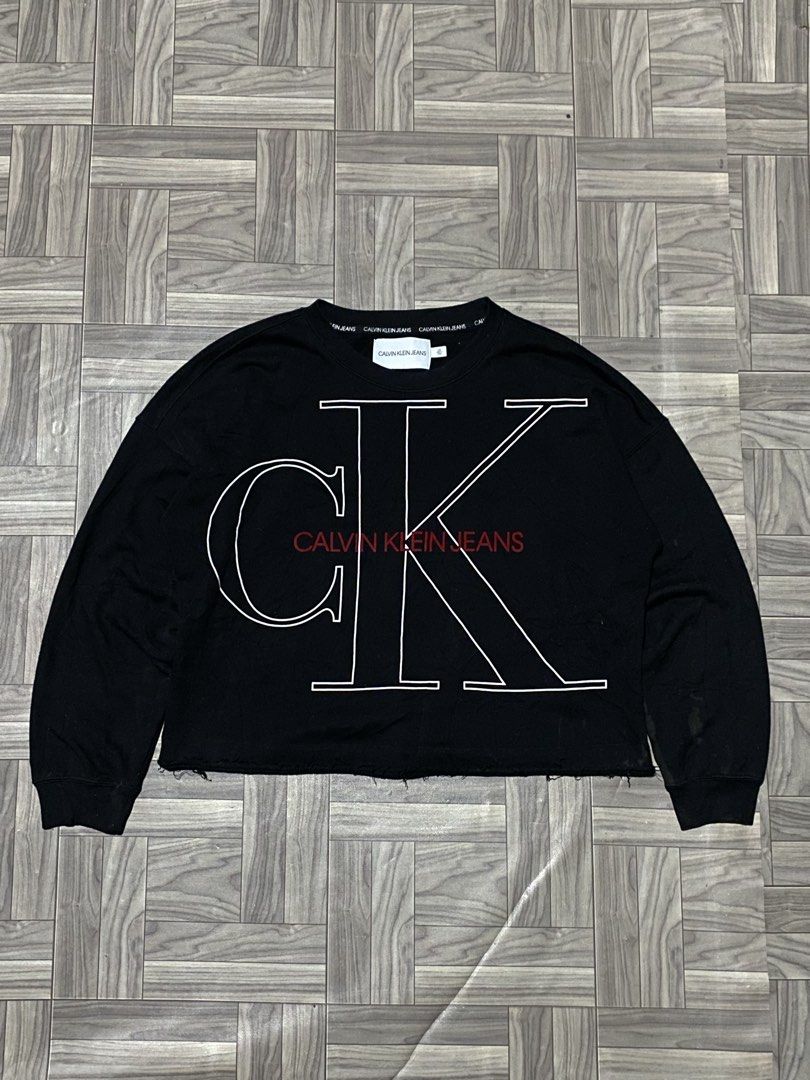 Calvin Klein Jeans Cropped Monogram Sweatshirt (Category: Luxury Apparel) located in San Pablo. Submitted by lazy.thrifttt (Listing ID 1468623083, Image 1). Description: Calvin Klein Jeans Cropped Monogram Sweatshirt Size L on tag 23Wx22L 10/10 Color Rate No Flaws .