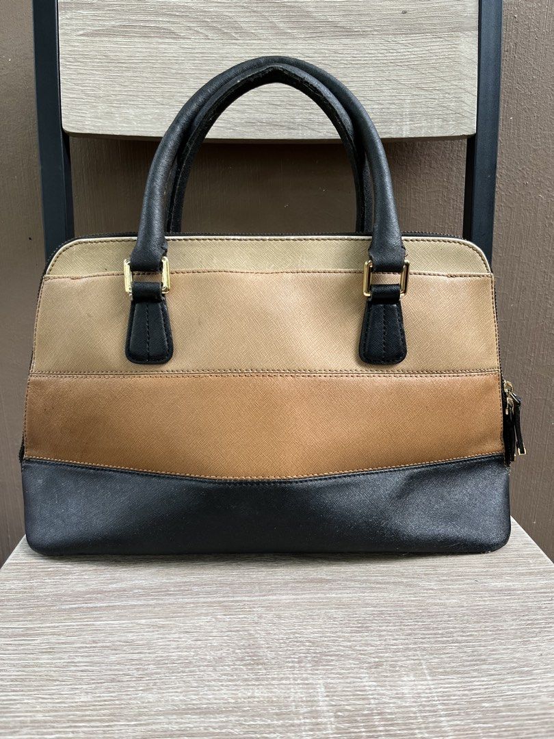 Calvin Klein Saffiano Satchel / Handbag (Category: Luxury Bags & Wallets) located in Limasawa. Submitted by ndifferance (Listing ID 1468573732, Image 3). Description: RFS: Has been stored inside the closet for years so need to unload to buy a brand new one 📌Dimes: Height 9 inches Length 15-16 inches Width 3.8 - 4.5 inches color rate Khaki | Beige | Black 9.5/10 Issue: Hairline cracks, creases, small peel off (see photos clearly to check the cond