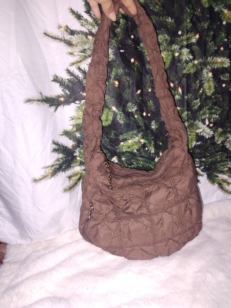 CARLYN SHOULDER BAG (Category: Shoulder Bags) located in Digos. Submitted by thrifted-sheila04 (Listing ID 1468613876, Image 1). Description: Good as new 10/10.