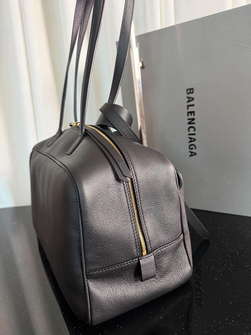 Carrie bowling balenciaga (Category: Luxury Bags & Wallets) located in Paranaque City. Submitted by kgmgiftedph20 (Listing ID 1468563953, Image 3). Description: .