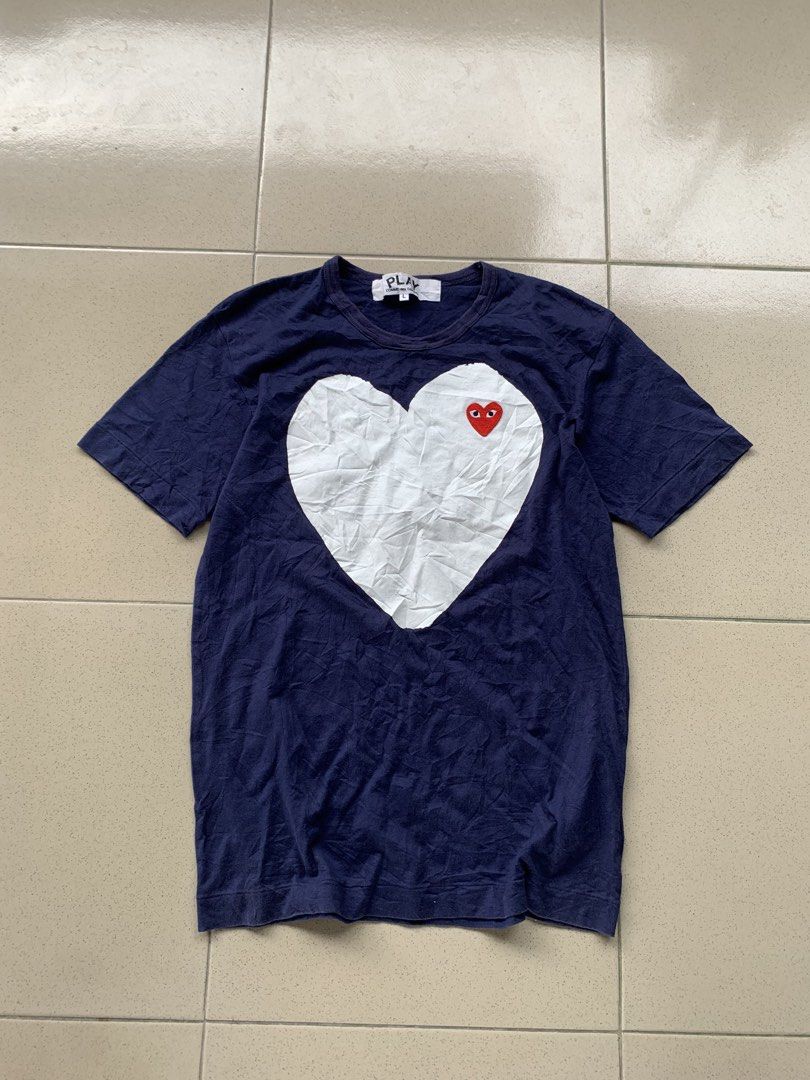Cdg play (Category: Tshirts & Polo Shirts ) located in Cotabato. Submitted by clarence0918 (Listing ID 1468656367, Image 1). Description: excellent condition 19x28 minor crackings 9.8/10 color rate need wash.