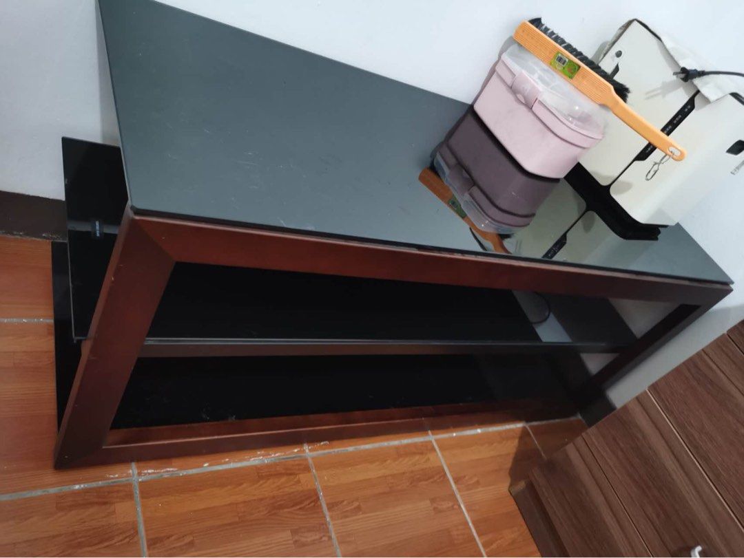 Center table (Category: Tables & Sets) located in Manila. Submitted by ivyfv04 (Listing ID 1468537769, Image 1). Description: Glass center table No issue.