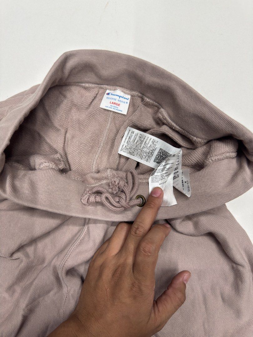 Champion Reverse Weave Dust Pink Sweat Shorts Size Large (Category: Shorts) located in Bustos. Submitted by thenlnclot60500 (Listing ID 1468602789, Image 3). Description: - Brand: Champion Reverse Weave - Style/Color: Dusty pink / mauve sweat shorts - Size: Large (tag inside waistband) - Material: Thick 100% cotton French terry (Style C3-T515) - Design: Classic embroidered C logo near left hip - Features: Adjustable drawstring waist with metal gr