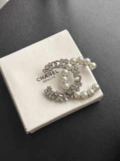 (Category: ) located in . Submitted by zhis_closet (Listing ID 1468573643, Image 1). Description: .