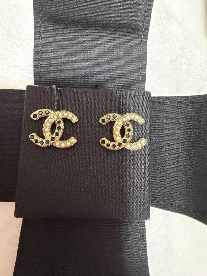 Chanel Earrings (Category: Luxury Accessories) located in Manila. Submitted by blings_thingies (Listing ID 1468528489, Image 2). Description: with pouch.