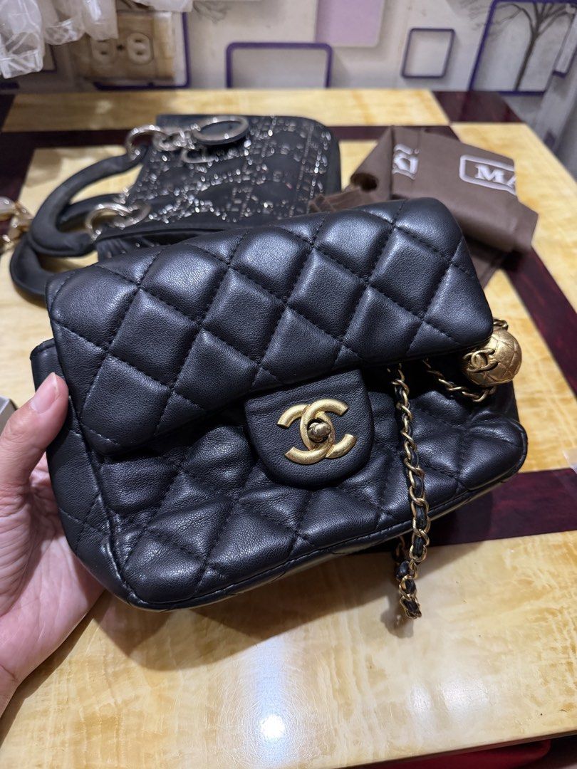 Chanel small chain bag (Category: Cross-body Bags) located in Pasig City. Submitted by periwinklepeach (Listing ID 1468584196, Image 1). Description: No hologram sticker.