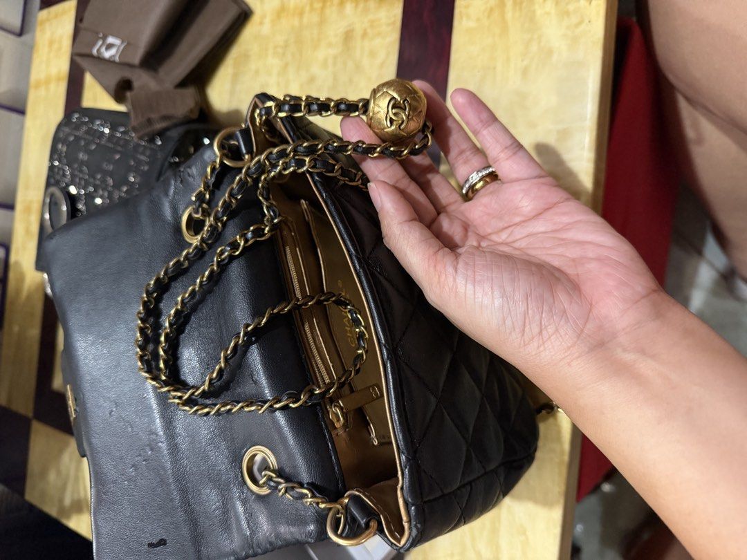 Chanel small chain bag (Category: Cross-body Bags) located in Pasig City. Submitted by periwinklepeach (Listing ID 1468584196, Image 3). Description: No hologram sticker.