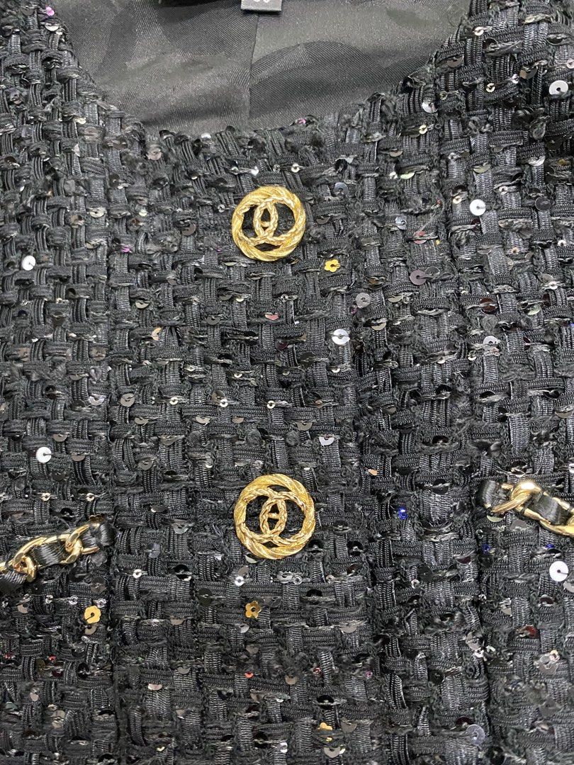 Chanel tweed jacket (Category: Coats, Jackets and Outerwear) located in Manila. Submitted by ercmrsmam (Listing ID 1468663912, Image 3). Description: CH4NEL TWEED W 17 L 19.5 Cr 9.5 Excellent condition 📍BACLARAN PARANAQUE 🛵 JNT/ LBC/ LALAMOVE 💵 GCASH/ PAYMENT FIRST.