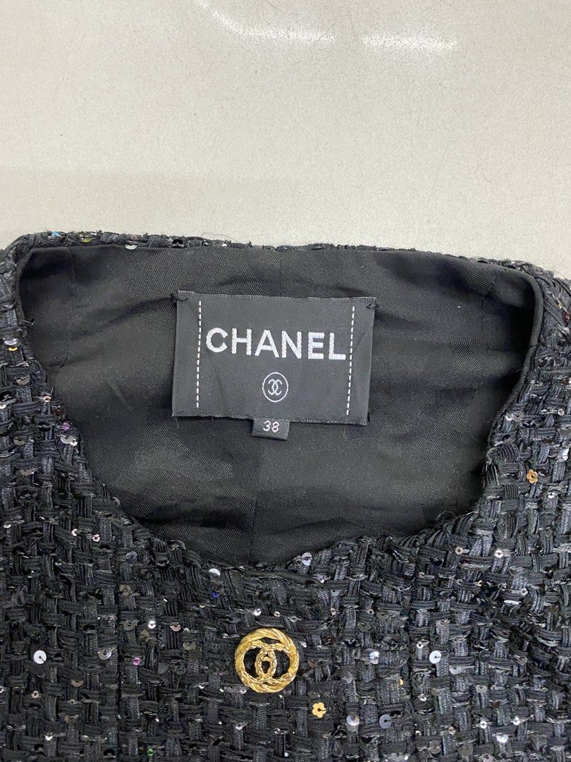 Chanel tweed jacket (Category: Coats, Jackets and Outerwear) located in Manila. Submitted by ercmrsmam (Listing ID 1468663912, Image 2). Description: CH4NEL TWEED W 17 L 19.5 Cr 9.5 Excellent condition 📍BACLARAN PARANAQUE 🛵 JNT/ LBC/ LALAMOVE 💵 GCASH/ PAYMENT FIRST.