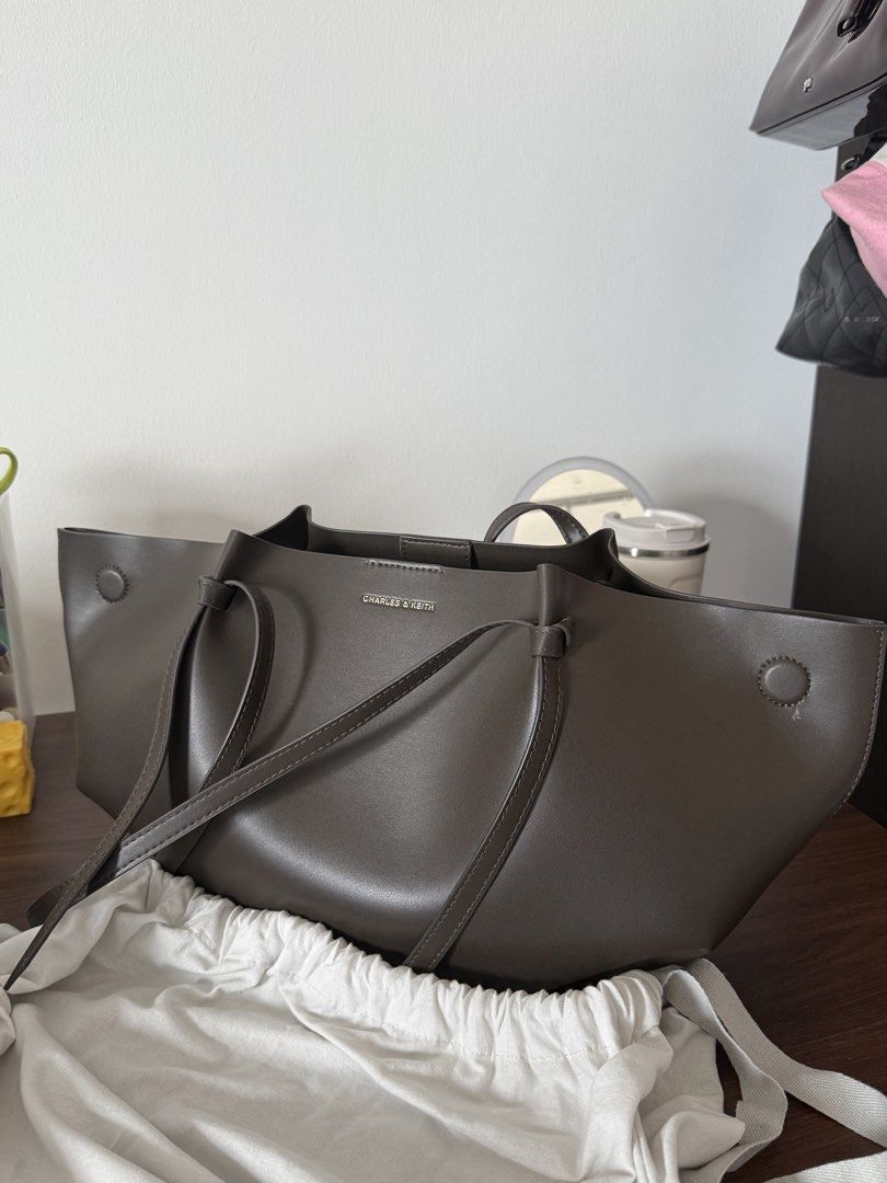 Charles & Keith Calla Tote Dark Moss with Pouch (Category: Tote Bags) located in Manila. Submitted by jujulianna (Listing ID 1468554421, Image 2). Description: Charles & Keith Calla Tote Dark Moss - Selling this one naman for my friend - Bought last year - Still in good condition - Negotiable - Delivery via Lalamove, Grab, or meet-up around Sampaloc, Manila .