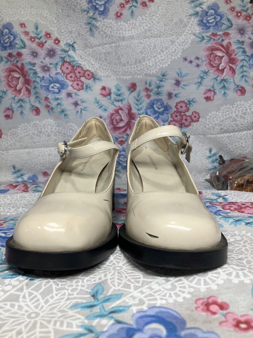 CHARLES & KEITH MARY JANE BLACK HELL PUMPS (Category: Heels) located in General Mariano Alvarez. Submitted by adonid (Listing ID 1468581312, Image 3). Description: CHARLES & KEITH MARY JANE BLACK HELL PUMPS GOOD CONDITION NORMAL SIGN OF USAGE ONLY SIZE : 23 cm women.