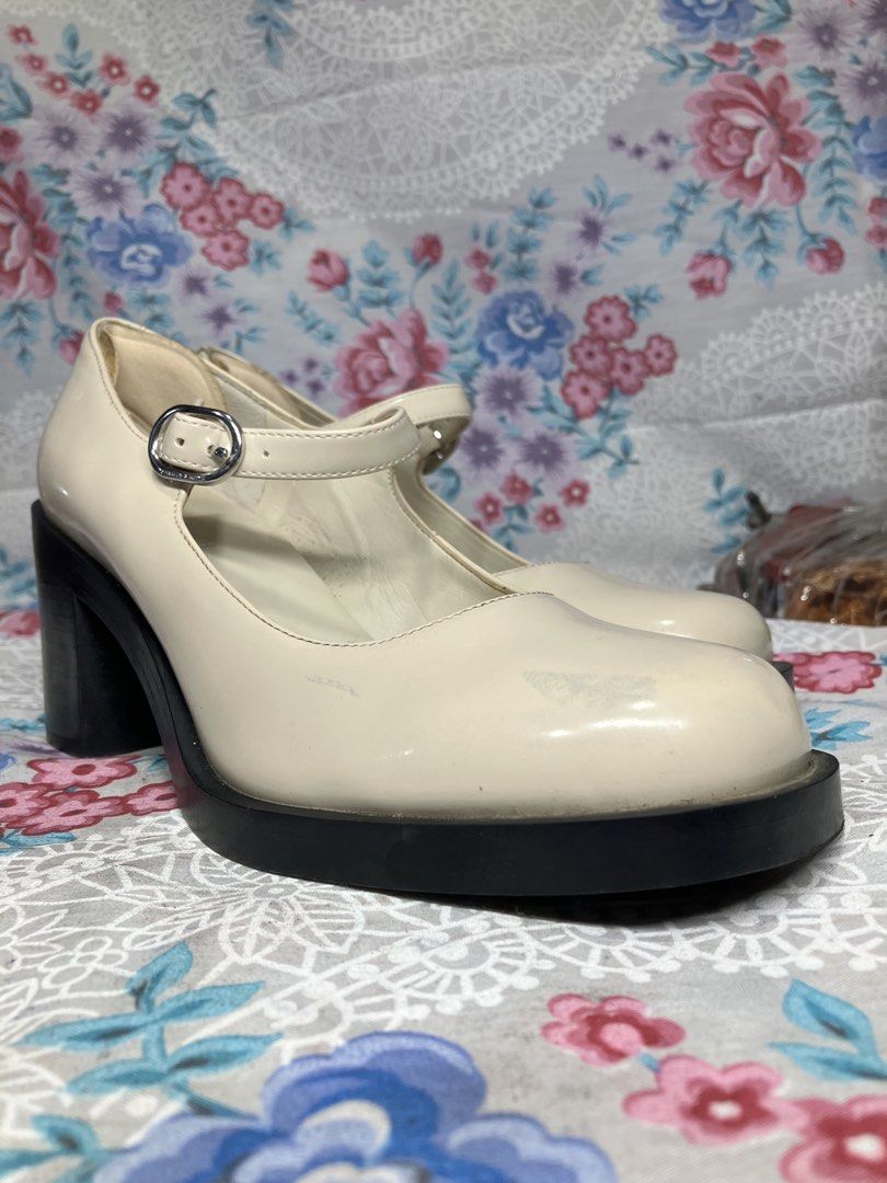 CHARLES & KEITH MARY JANE BLACK HELL PUMPS (Category: Heels) located in General Mariano Alvarez. Submitted by adonid (Listing ID 1468581312, Image 2). Description: CHARLES & KEITH MARY JANE BLACK HELL PUMPS GOOD CONDITION NORMAL SIGN OF USAGE ONLY SIZE : 23 cm women.