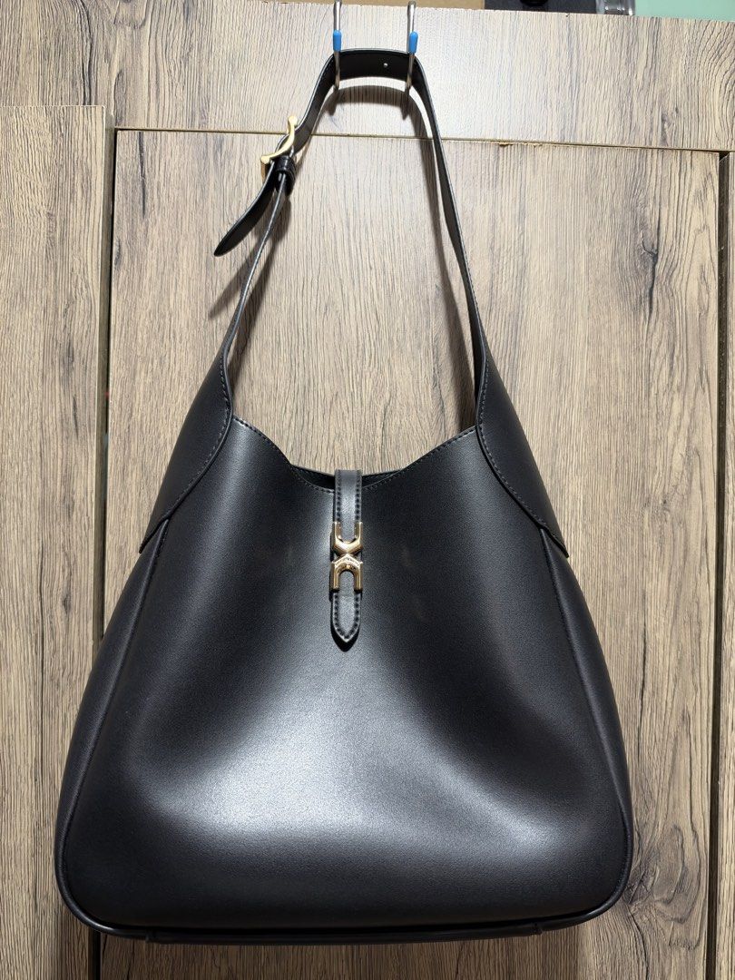 Charles & Keith Mini Adalyn Hobo Bag (Category: Shoulder Bags) located in Davao. Submitted by doc-riz (Listing ID 1468620798, Image 2). Description: ✨Charles & Keith Mini Adalyn Hobo Bag ✔️Rarely used ✔️With dust bag ✔️₱2500 from almost 4K Note: Don’t be fooled by the name “Mini”—it’s actually more of a medium-sized bag than a mini one. Out of stock na ito online & in stores 😊 🚛Grab/J&T 💸MOP: BDO/Metrobank/Gcash/Maya/Gotyme/Maribank ⚠️No meet 