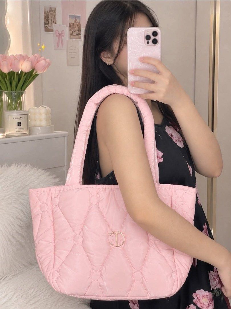 Charlotte Puffer Bag (Category: Tote Bags) located in Manila. Submitted by charlxxgnva (Listing ID 1468525487, Image 3). Description: .