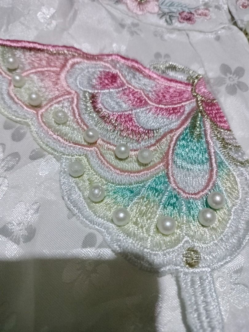 Chinese style - Butterfly - Embroidery (Category: Longsleeves) located in Quezon City. Submitted by herlys.684 (Listing ID 1468602964, Image 3). Description: - This item is a modern New Chinese Style (新中式 - Xīn Zhōngshì) - Chinese traditional hand sewing (butterfly part and floral design) 📏Size: S to M 📍 Loc: QC 🚚 Delivery: lalamove 📌 Meet up: SM Fairview 🍒 Color: White with delicate woven floral patterns 🍒 Collar: Stand-up collar with flor
